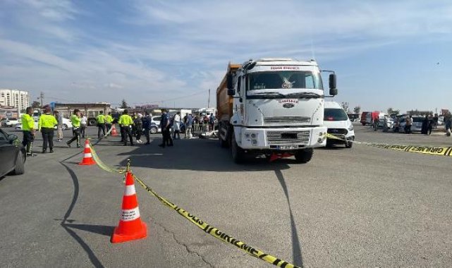 Kamyonun kırmızı ışıkta çarptığı motosikletin sürücüsü öldü