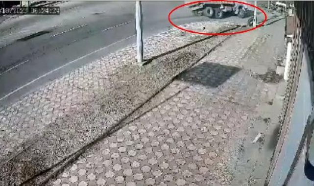 Kamyonun üzerine devrildiği aracın sürücüsü öldü; kaza anı kamerada