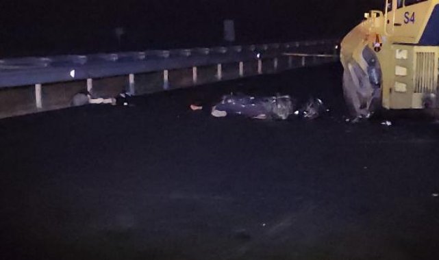 Kapalı olan yolda iş makinesine çarpan motosikletteki 2 kişi öldü