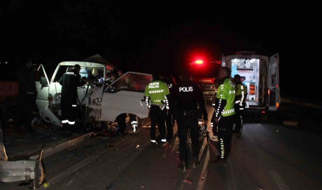 Karaman'da kaza sonrası kamyonette sıkışan sürücü için ekipler seferber oldu