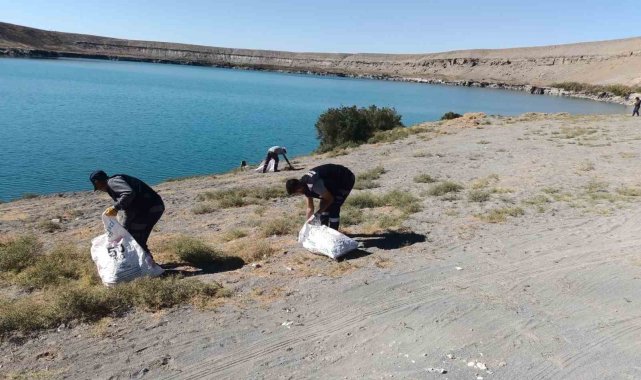 Karapınar Acıgöl çevresi çöplerden temizlendi