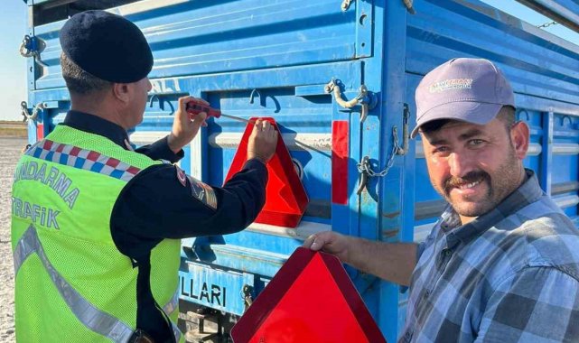 Karapınar'da jandarma trafik traktör römorklarına üçgen reflektör taktı
