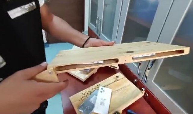 Kargo ile gönderilen rahlelerden kaçak telefonlar çıktı