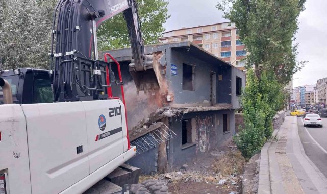 Kars'ta metruk binalar yıkılıyor