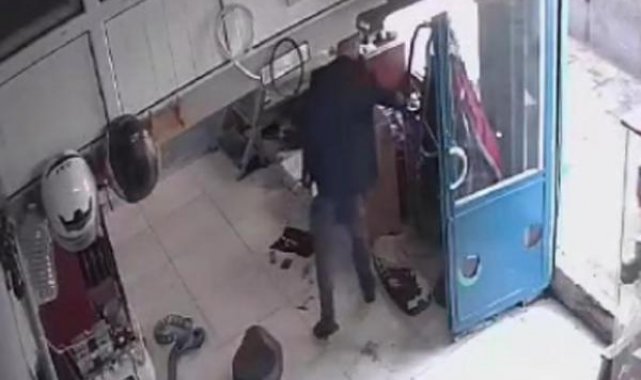 Kasadan para çalarken, iş yeri sahibinin başına tepsi ile vurduğu şüpheli, bu kez telefon çaldı
