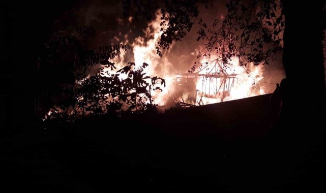 Kastamonu'da gece çıkan yangında üç ev küle döndü
