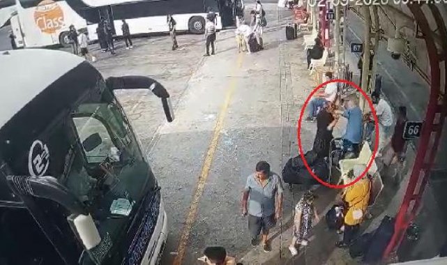 Kavga eden yolculardan ikisi de kalp krizi geçirdi; biri öldü