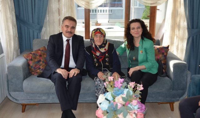 Kaymakam Odabaş, Cumhuriyetin 100. Yılında, yüz yıllık çınarları evlerinde ziyaret etti