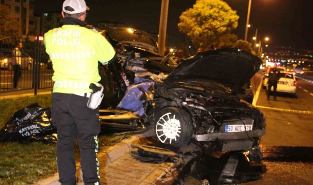 Kayseri'de feci kaza: Tıra arkadan çarpan otomobildeki 1 kişi öldü, 2 kişi yaralandı