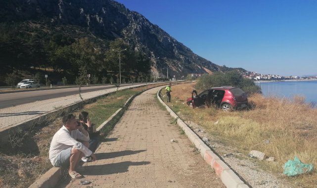 Kaza yapan genç çift sarılarak birbirini teselli etti