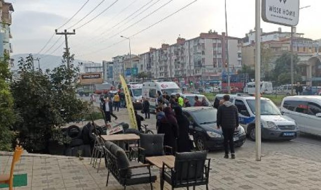 Kendisine bıçakla saldıran husumetlisine otomobil jantıyla vurdu; 2 yaralı