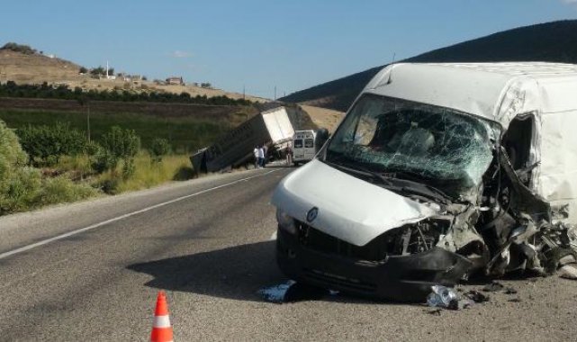 Kilis'te TIR ile minibüs çarpıştı: 2 yaralı