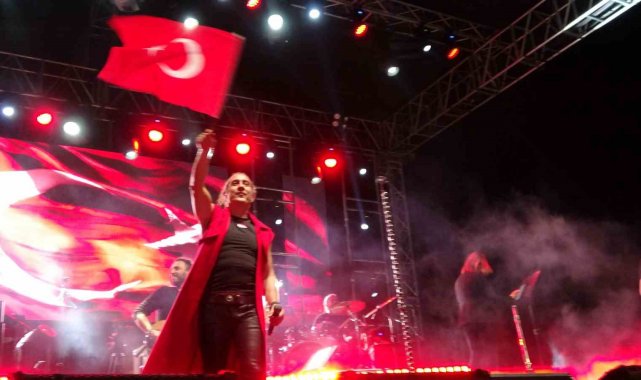 Kıraç Cumhuriyetin 100. yıl marşını ilk kez Kozan'da hayranlarına dinletti