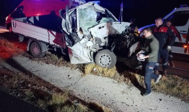 Kırşehir'de kamyonet kamyona çarptı: 2 ölü, 3 yaralı