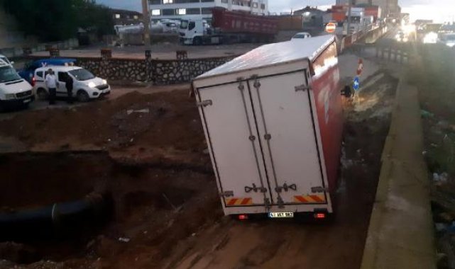 Kocaeli'de sağanak sebebiyle çöken yola kamyonet düştü