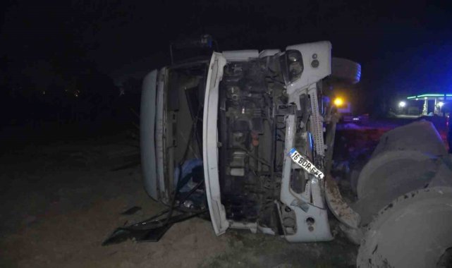 Kontrolden çıkan tır tarlaya uçtu, sürücü tırı bırakıp kaçtı