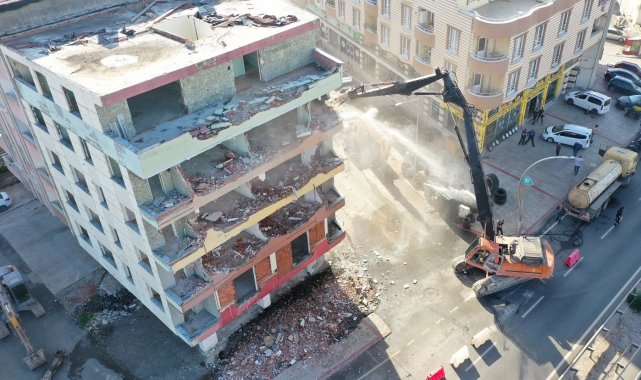 Körfez'de 5 katlı riskli bina yıkıldı