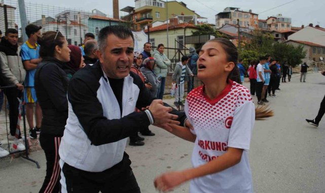 Koşuda birinci olan öğrenci baygınlık geçirip gözyaşlarına boğuldu