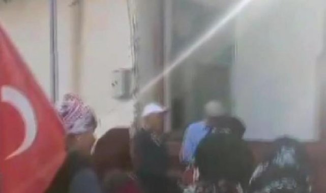 Köylü kadınlar çocukken ezberledikleri şiirlerle Cumhuriyeti kutladı