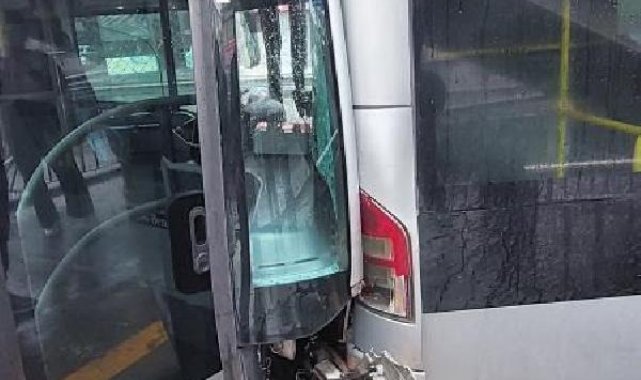Küçükçekmece'de iki metrobüs çarpıştı-1