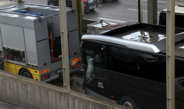 Küçükçekmece'de iki metrobüs çarpıştı