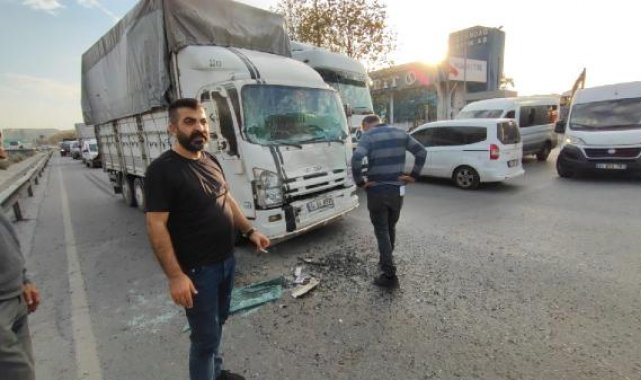 Küçükçekmece'de kamyonet yolcu minibüsüne çarptı: 7 yolcu yaralandı