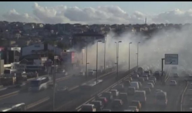 Küçükçekmece'de metruk binadaki yangın, D-100 Karayolu'nda trafiği kilitledi