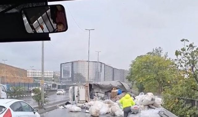 Küçükçekmece'de seyir halindeyken devrilen kamyonet kamerada