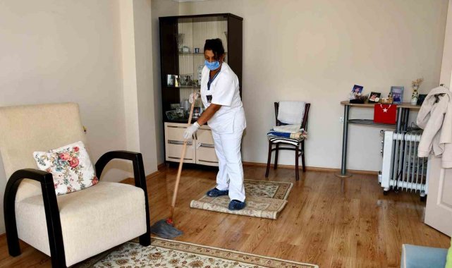 Kuşadası Belediyesi Evde Bakım Birimi vatandaşları yalnız bırakmıyor