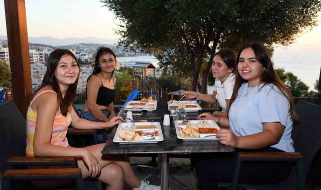 Kuşadası Belediyesi sofrasını üniversite öğrencilerine açtı