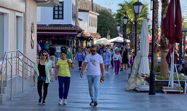 Kuşadası'nda gemi seferleri devam ediyor