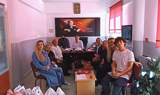 Kütahya Yardım Sevenler Şubesi 100 çocuğa mont ve bot dağıttı