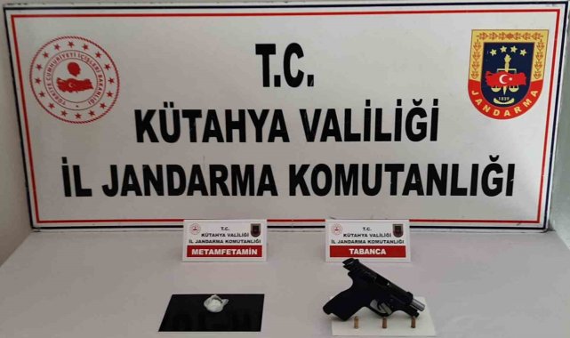 Kütahya'da 2 kişinin üzerinde silah ve uyuşturucu ele geçirildi