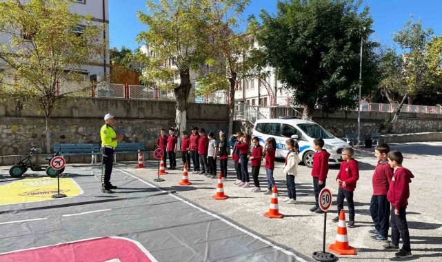 Kütahya'da 275 öğrenciye temel trafik eğitimi verildi