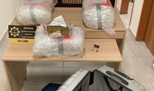 Kütahya'da dur ihtarına uymayan araçta 17 kilo uyuşturucu ele geçirildi