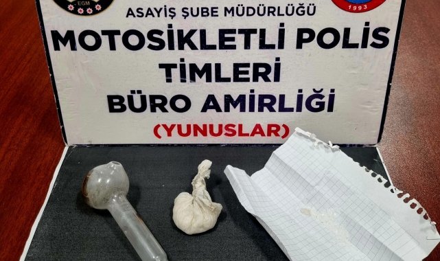 Kütahya'da ehliyetsiz sürücünün trafikten men edilmiş aracında uyuşturucu ele geçirildi