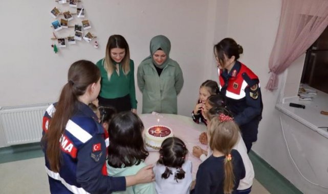 Kütahya'da jandarma Çocuk Sevgi Evinde çocukları sevindirdi
