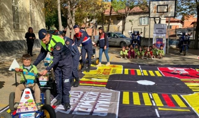 Kütahya'da jandarmadan öğrencilere trafik güvenliği eğitimi