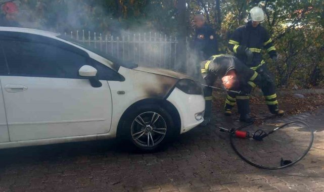 Kütahya'da park halindeki araçta yangın