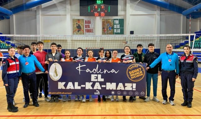 Kütahya'daki voleybol turnuvasında "Kadına el kalkmaz" pankartı açıldı
