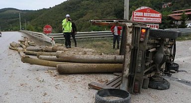 Lastiği patlayan tomruk yüklü kamyonet devrildi, sürücü yaralandı
