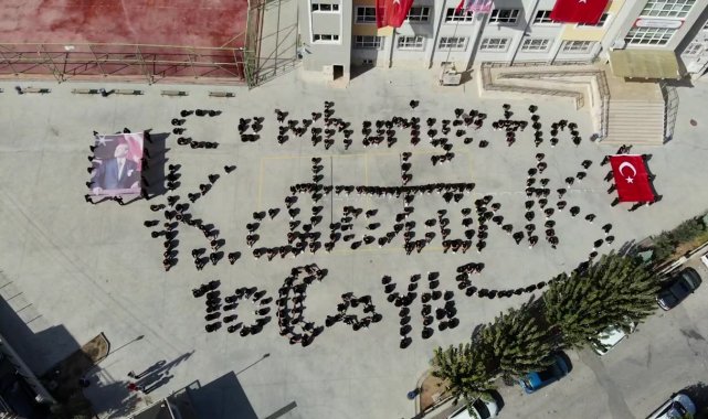 Liseliler Cumhuriyetin 100. yaşı ve Atatürk'ün imzasını çizdi