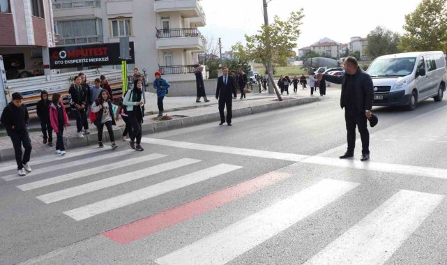 Mahalle muhtarı öğrenciler için her sabah trafiği durduruyor