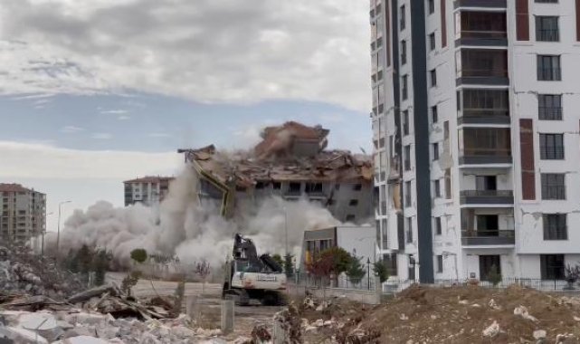 Malatya'da ağır hasarlı 12 katlı bina, dinamitle yıkıldı