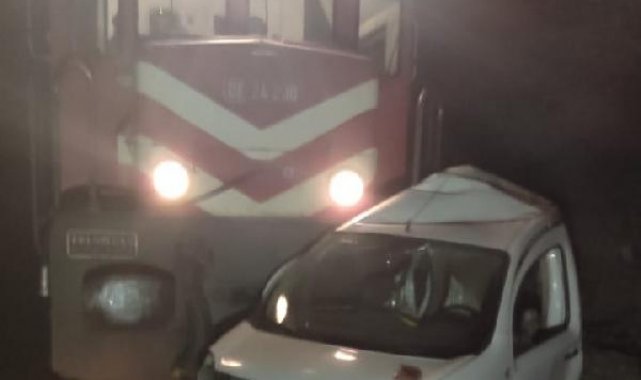 Malatya'da yük treni hemzemin geçitte çarptığı aracı 3 kilometre sürükledi: 1 yaralı