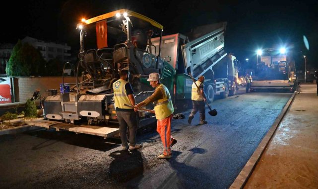 Manisa'da gece gündüz asfalt mesaisi