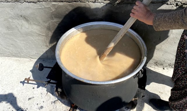 Mardin'de üzüm şırasından yapılan yöresel tatlı 'Harire' geleneği sürüyor