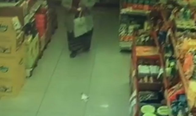 Marketten hırsızlık yapan yaşlı kadın güvenlik kamerasına yansıdı