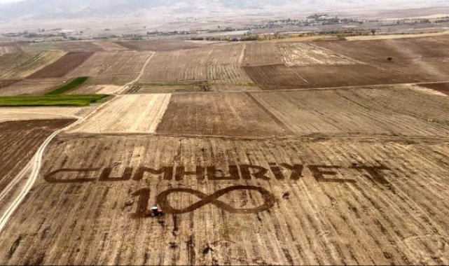 Mehmetçikten tarlasına 'Cumhuriyet' yazan çiftçiye selam