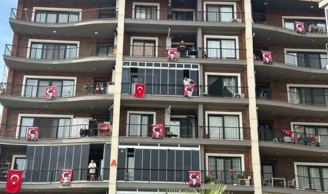 Menemen'de 100. yıl coşkusu: 100 bin bayrak sokak sokak dağıtılıyor
